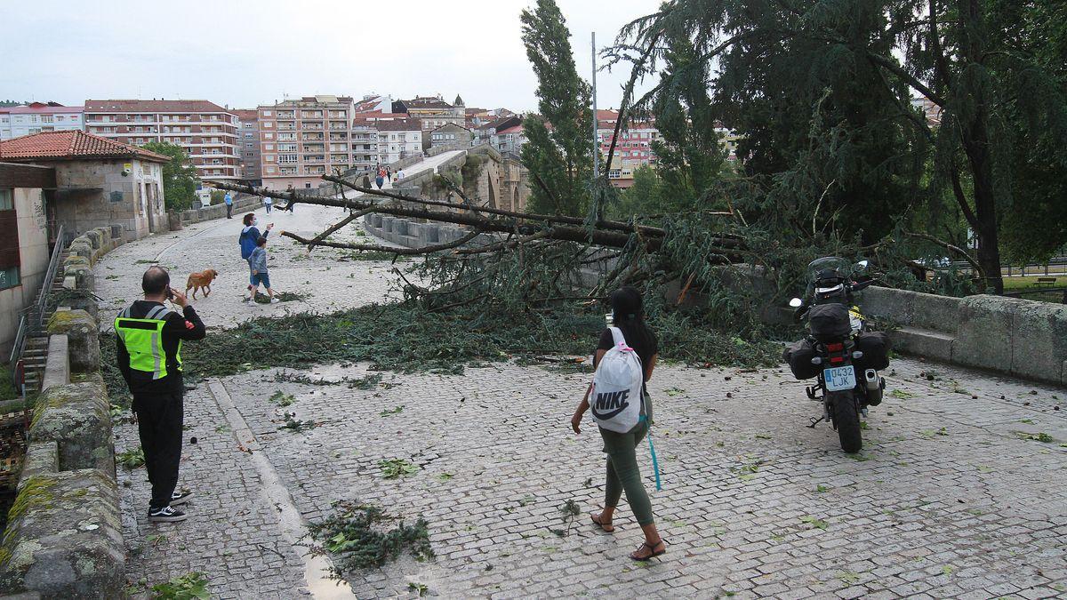 Fuerte tormenta en Ourense este domingo.