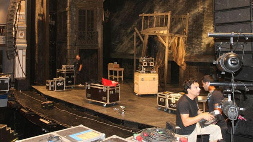 Técnicos trabajando en el teatro municipal.