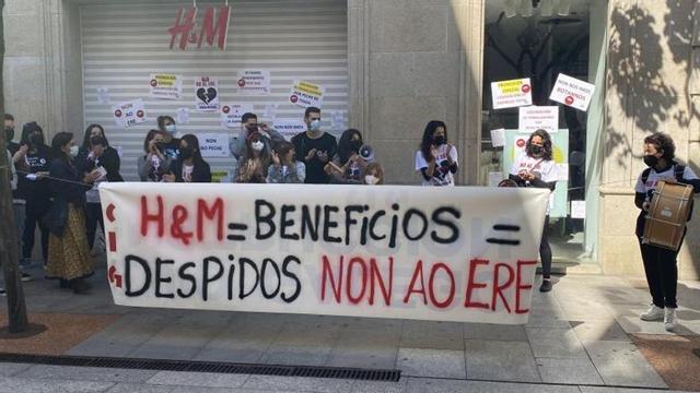 El personal a las puertas de la tienda en la capital, protestando por el cierre.   | // F.CASANOVA