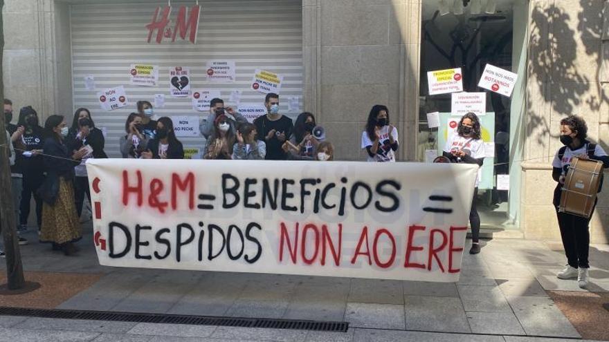 Clamor de la plantilla en Ourense: “H&amp;M, líder en despidos”