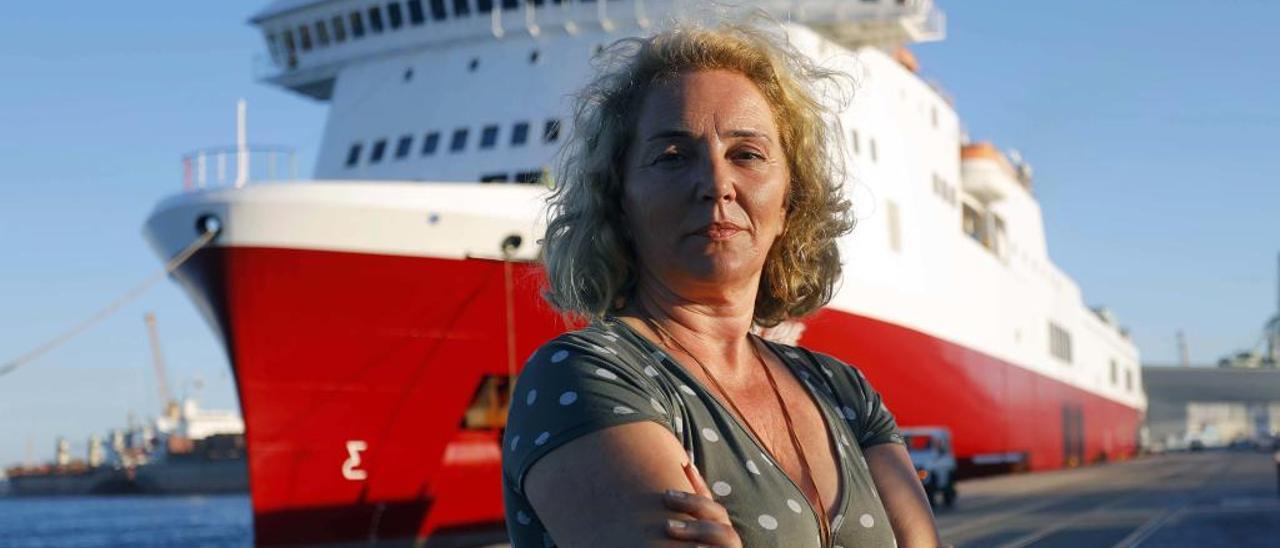 Carmen Fernández, en uno de los muelles de buques de pasaje y cruceros del puerto de València.