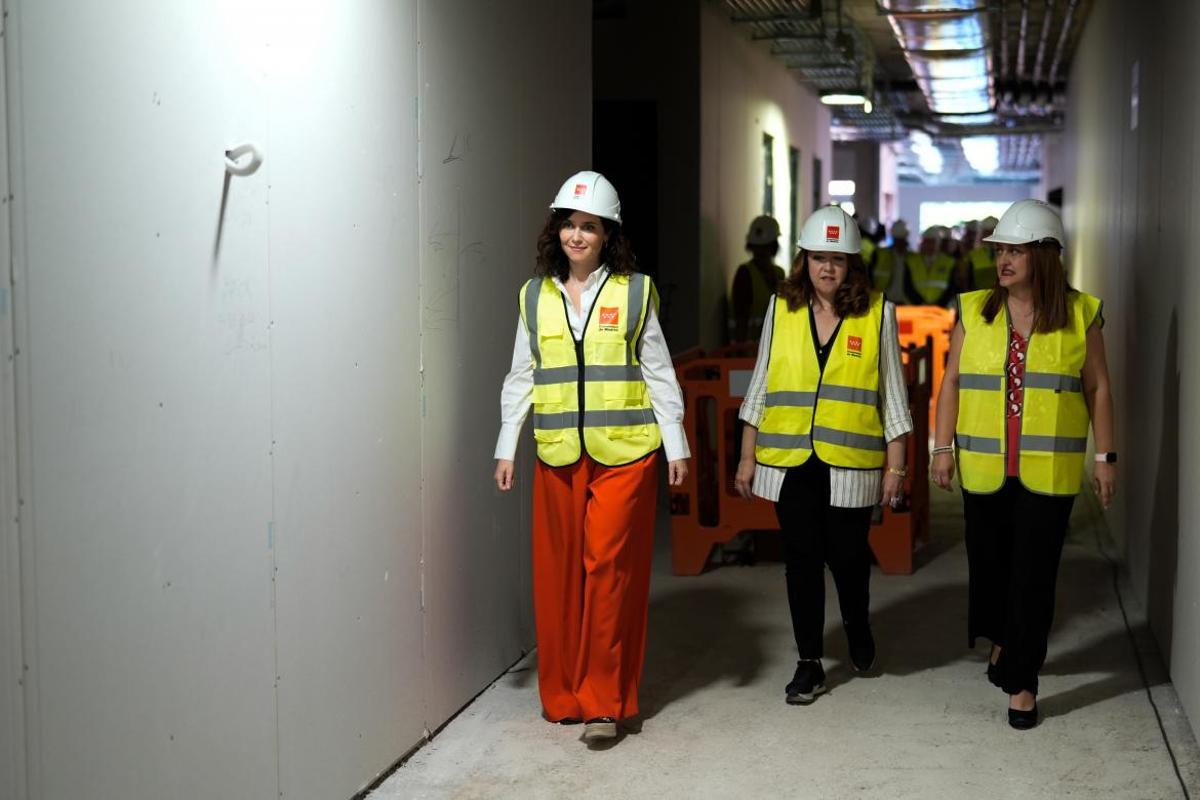 Díaz Ayuso presenta la primera Unidad de Protonterapia contra el cáncer de la sanidad pública madrileña en el Hospital de Fuenlabrada.