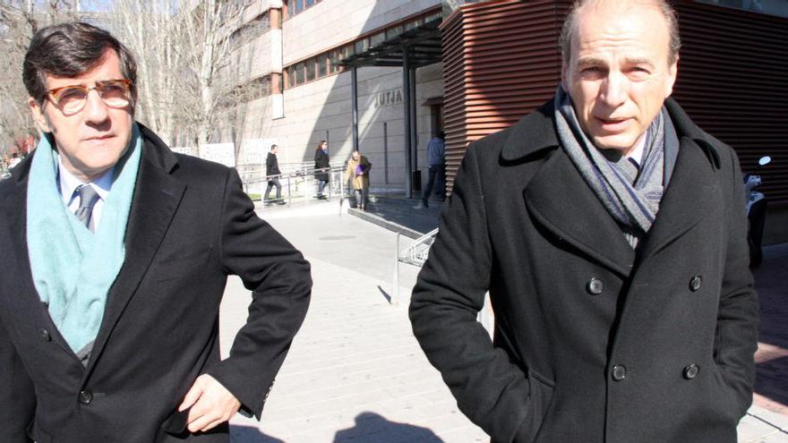 Jordi Rimbau (dreta), acompanyat del seu advocat, Carles Monguilod, a la sortida dels jutjats de Reus · ACN
