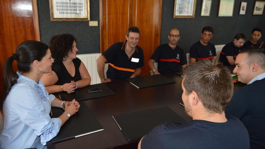 La alcaldesa mosense, Nidia Arévalo, recibe al personal de la brigada contra incendios. / FdV