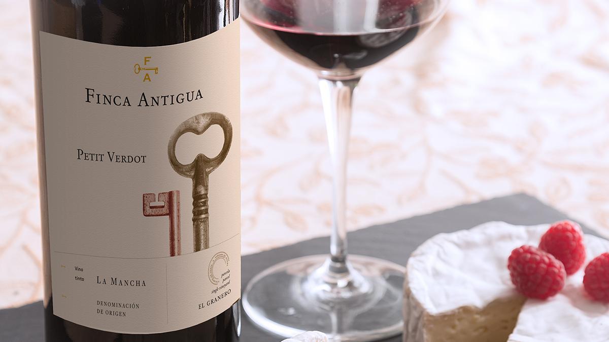 Finca Antigua Petit Verdot 2020, un monovarietal manchego de perfil intenso y balsámico.