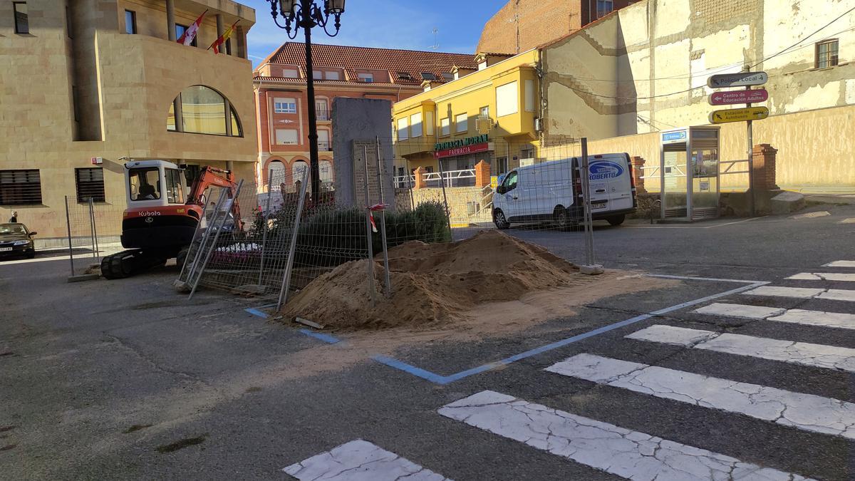 La Plaza de San Francisco de Benavente, en una imagen de archivo, durante las obras de abastecimiento. / E. P.