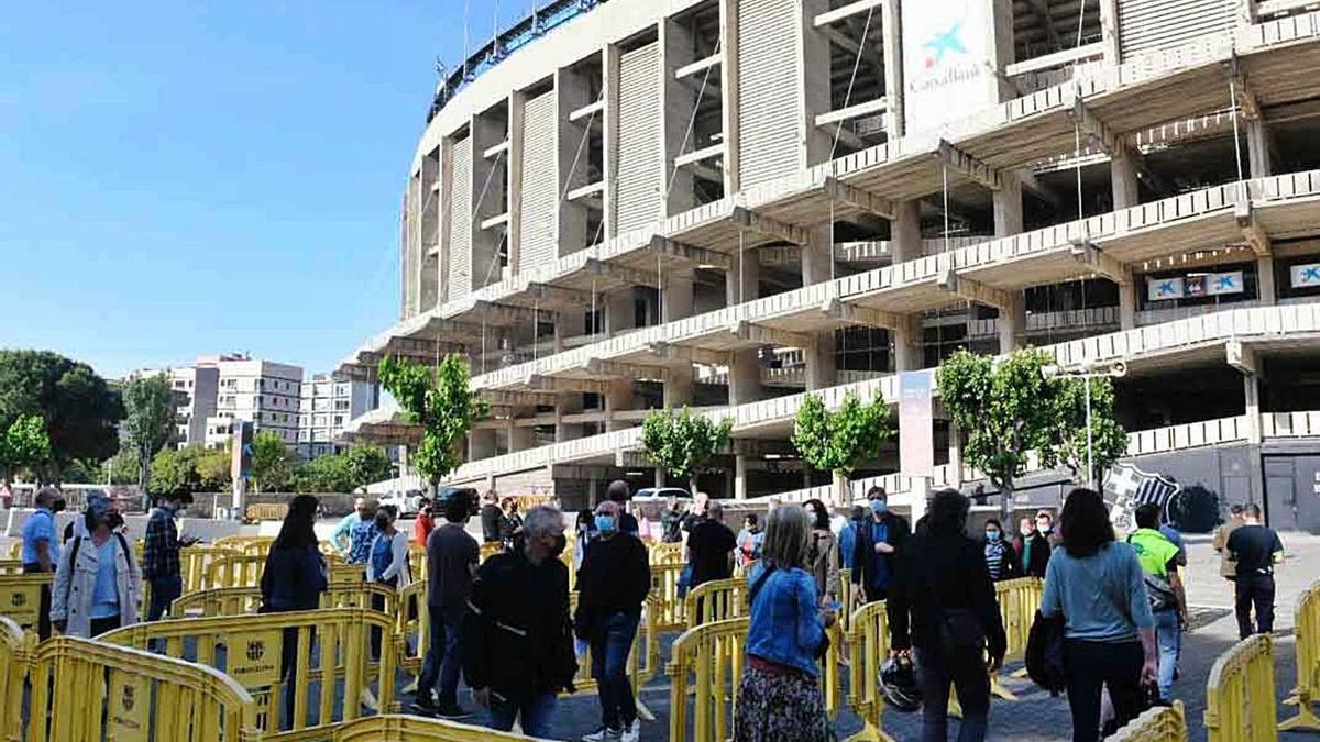 El Camp Nou s’estrena com a punt de vacunació amb llargues cues | JORDI COTRINA