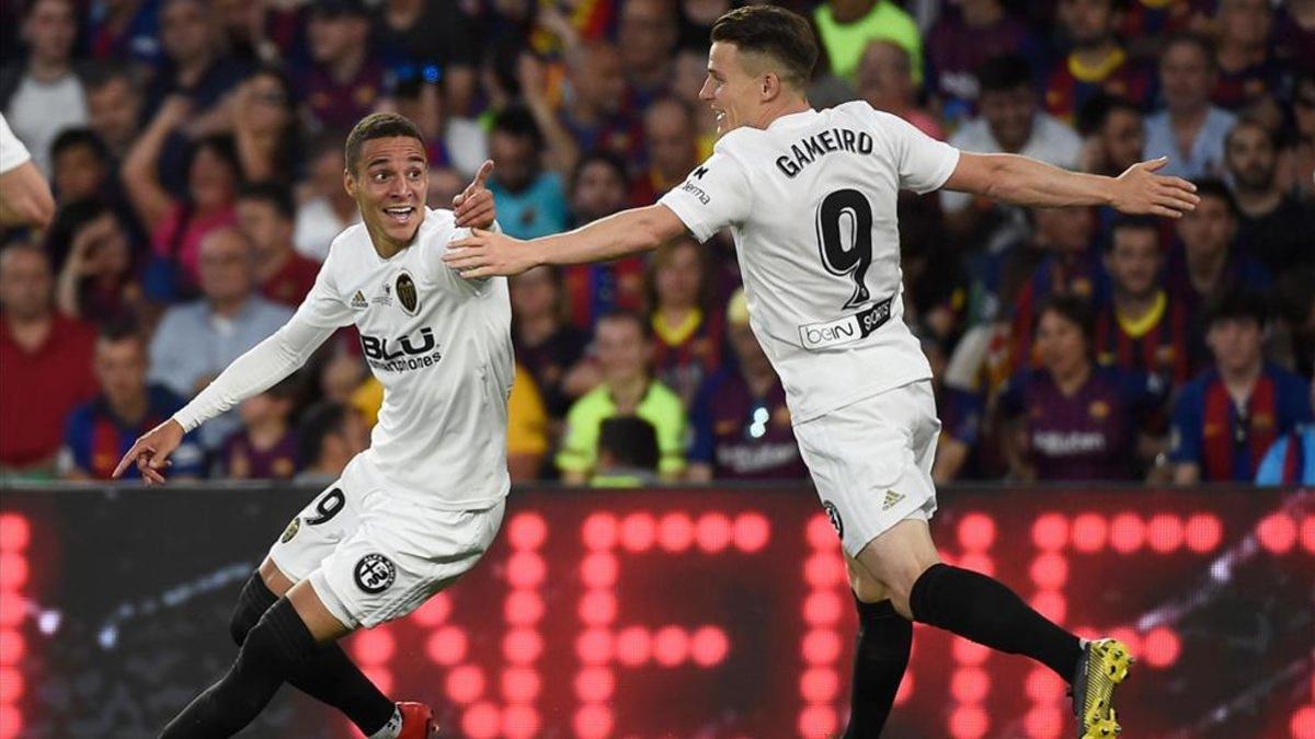 Rodrigo y Gameiro celebran el segundo gol del Valencia