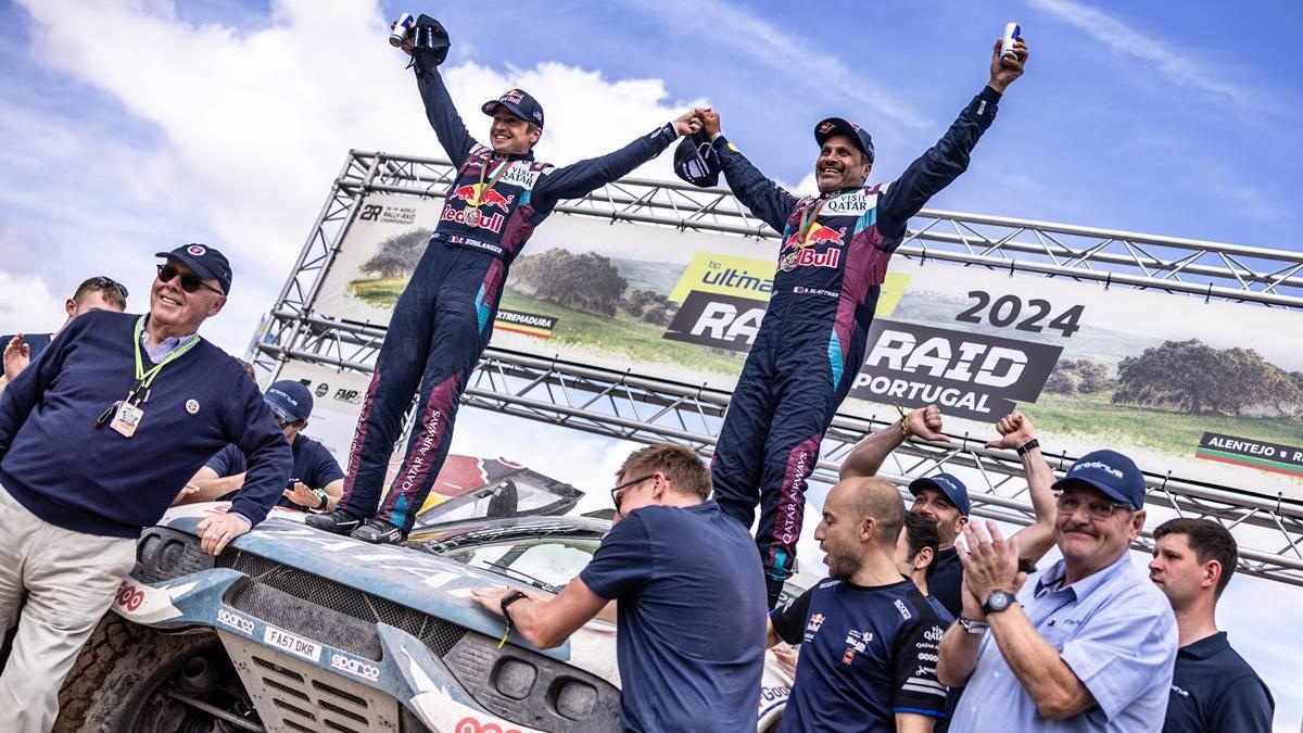 Nasser Al-Attyiah y Edouard Boulanger celebran su victoria en el Rally-Raid de Portugal