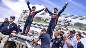 Nasser Al-Attyiah y Edouard Boulanger celebran su victoria en el Rally-Raid de Portugal