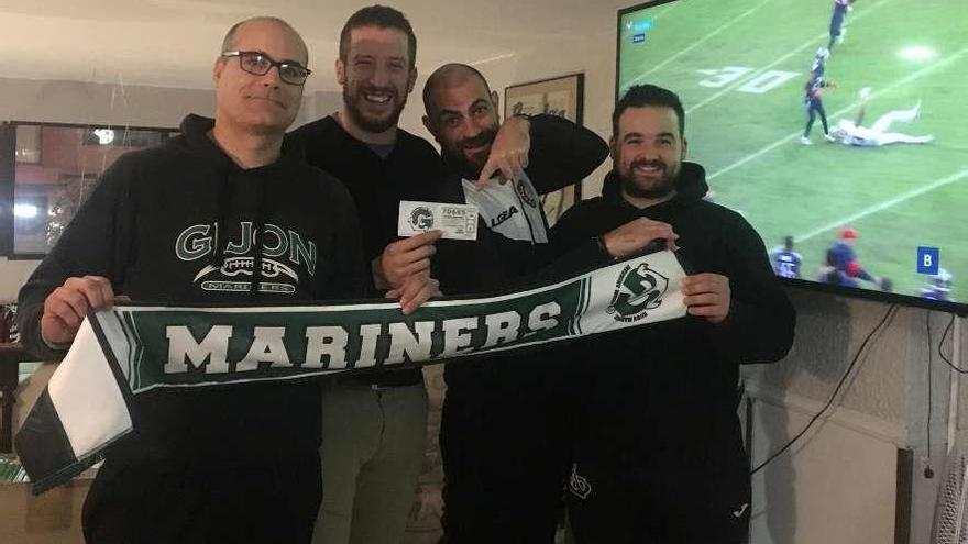 Integrantes del Gijón Mariners durante la celebración del premio.