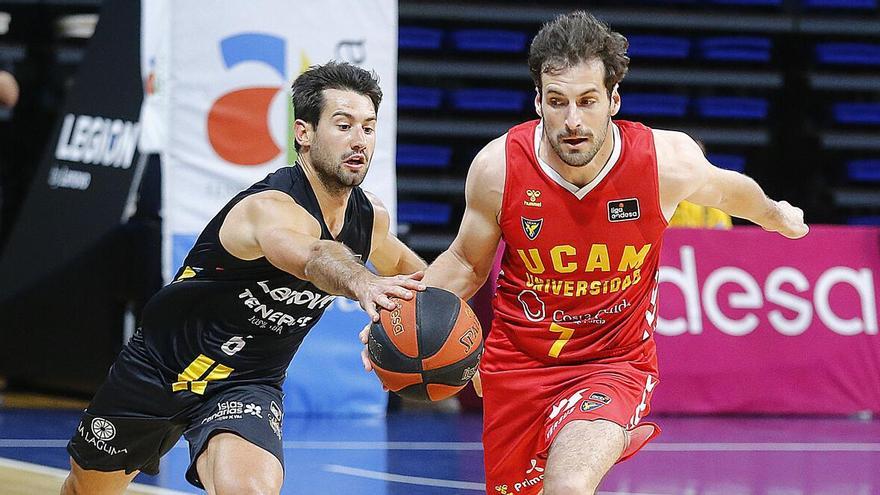 Tomás Bellas, del UCAM Murcia CB, durante el partido disputado en Tenerife.