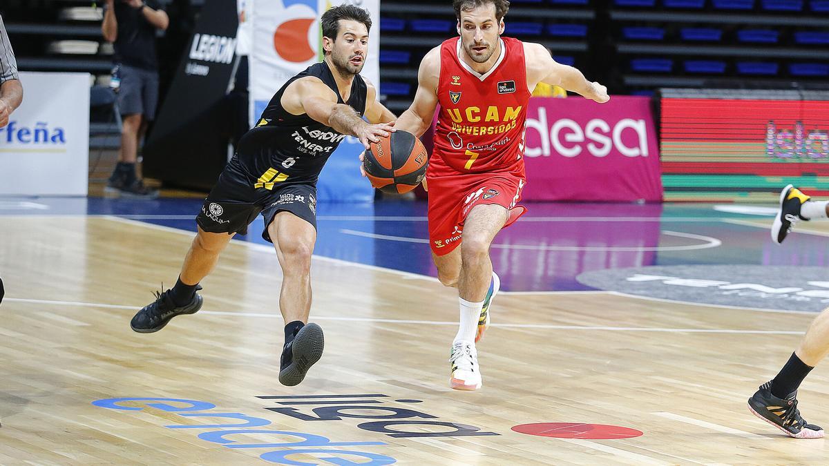 Tomás Bellas, del UCAM Murcia CB, durante el partido disputado en Tenerife.