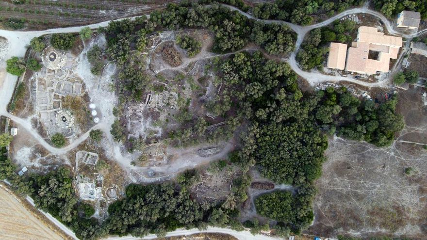 El yacimiento talayótico, el desbroce inicial de la zona romana y las casas de Son Fornés vistos desde el aire