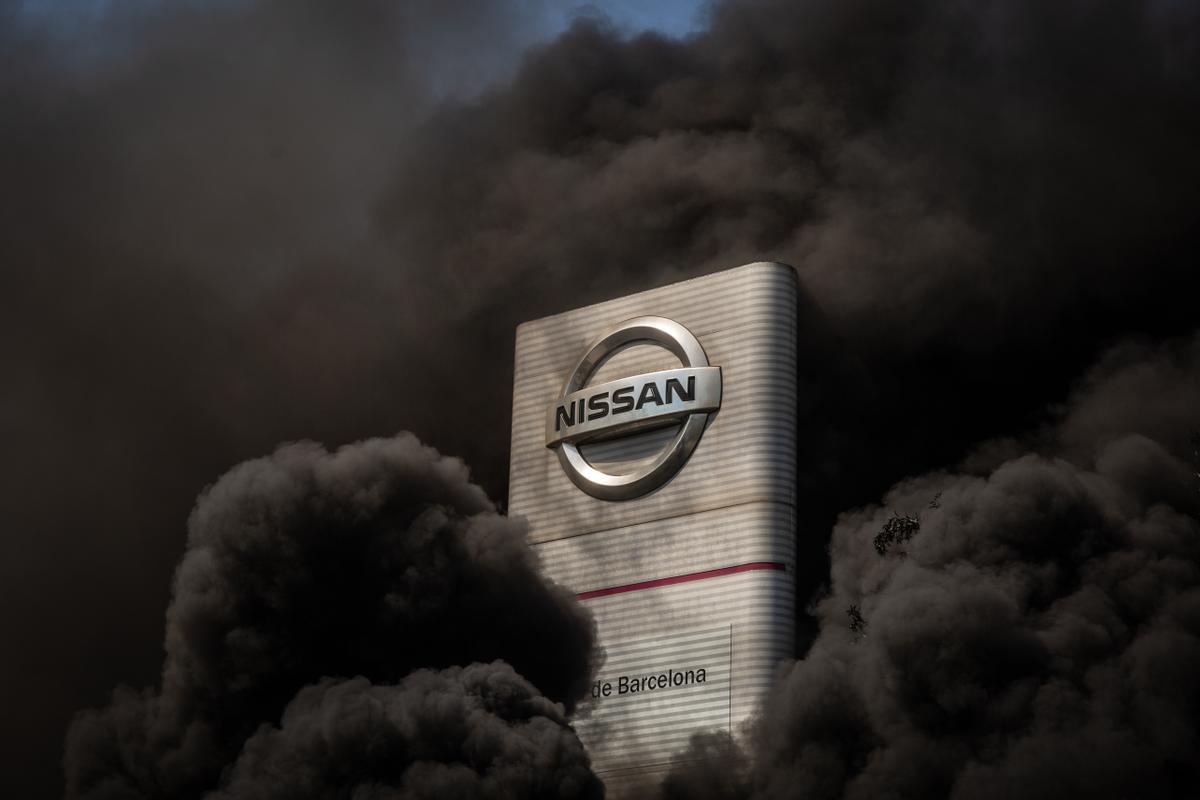 Trabajadores de la planta de producción de Nissan en Barcelona queman neumáticos en el exterior de la fábrica en la Zona Franca el día en el que fabricante japonés de automóviles, como parte de su nuevo plan estratégico a medio plazo, decidió cerrarla, en mayo de 2020.