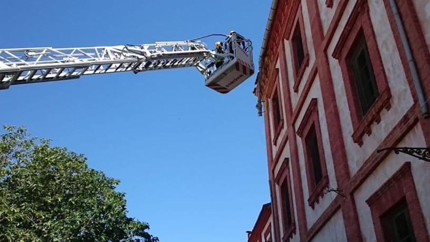 Los bomberos de Villena tienen que intervenir en la fábrica de Harina