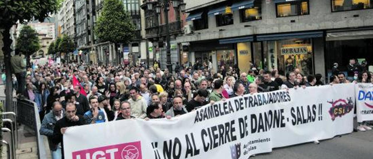 Manifestación en Oviedo contra el cierre de la planta de Danone en Salas. | Miki López