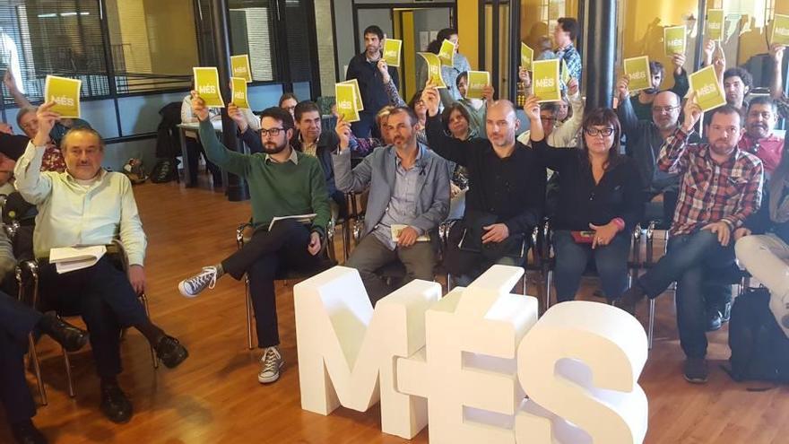 Los dirigentes de Més, en la asamblea celebrada ayer para debatir las propuestas.