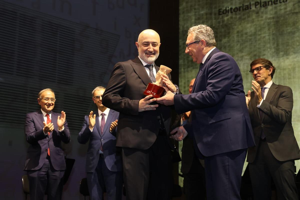 Toni Pérez entrega la estatuilla a Pablo Álvarez en el Auditorio Provincial