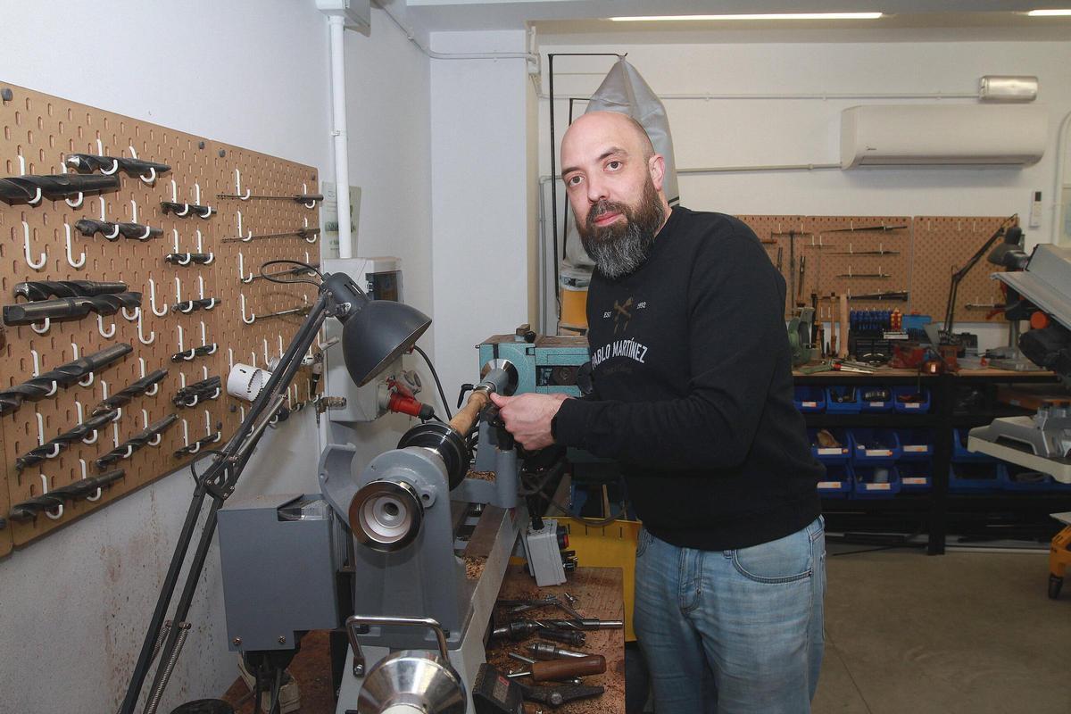 Pablo Martínez en su taller de A Valenzá, donde tiene su obrador Musical Galega