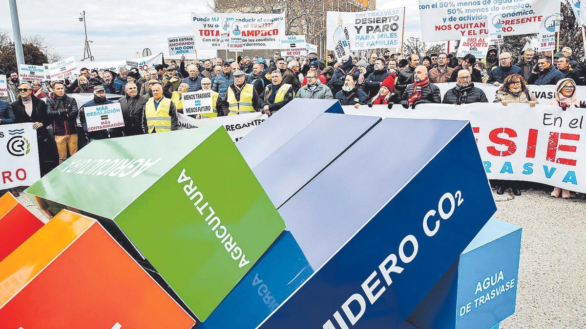 Cientos de regantes reclaman al Gobierno a las puertas de la Moncloa.