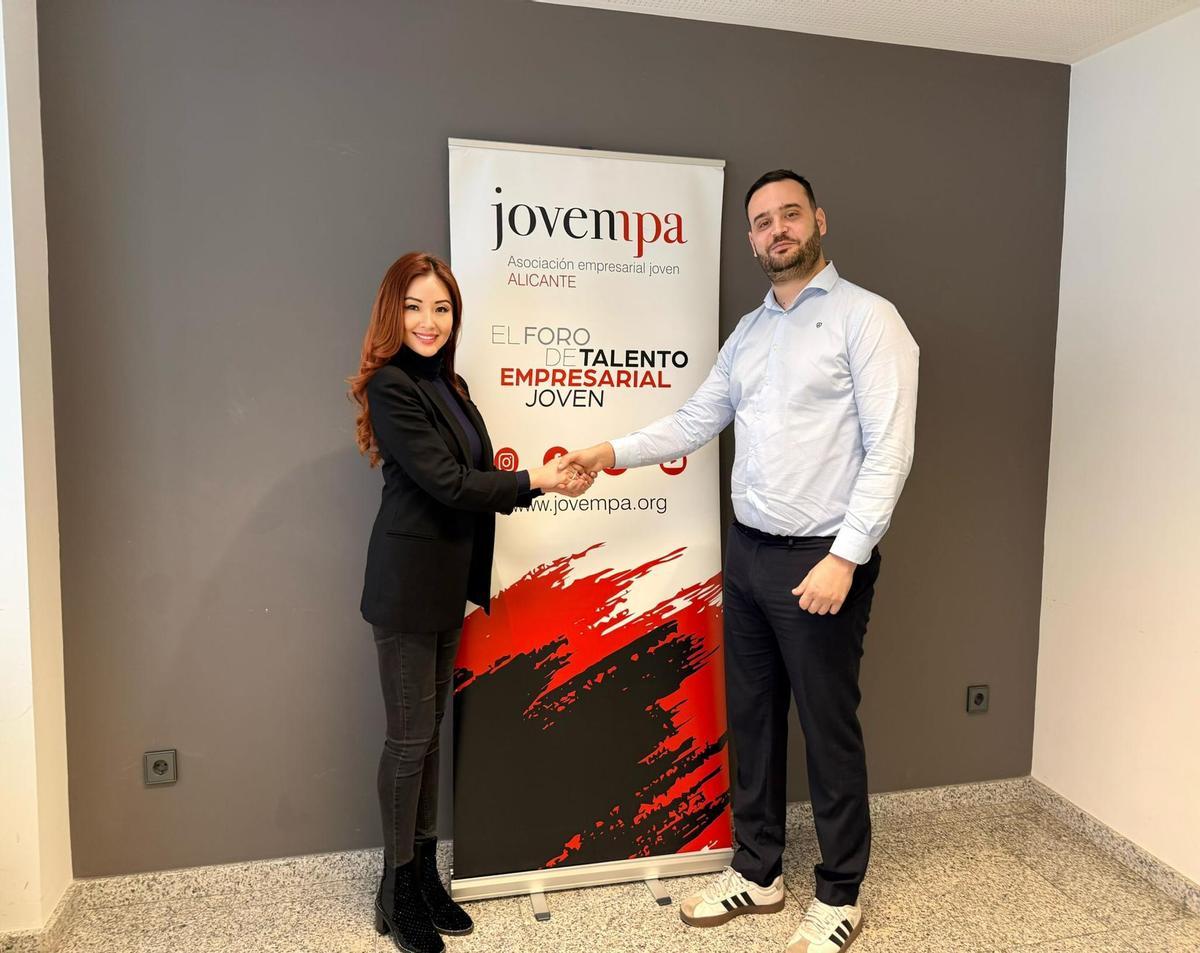 Veline Ong y Pedro Ponce en la firma del acuerdo.