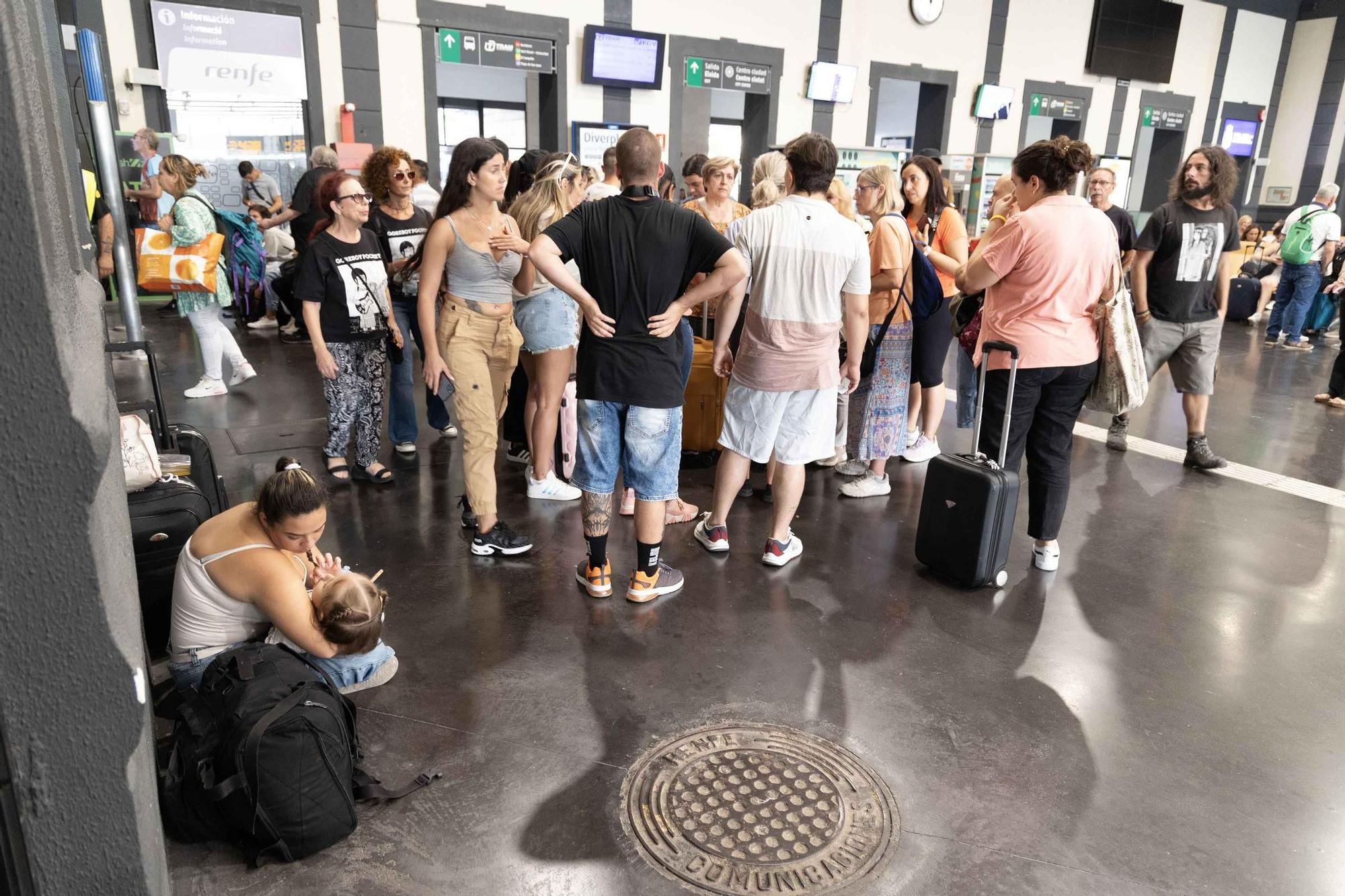 Pasajeros del AVE andando entre vías y sin soluciones en la estación de Alicante