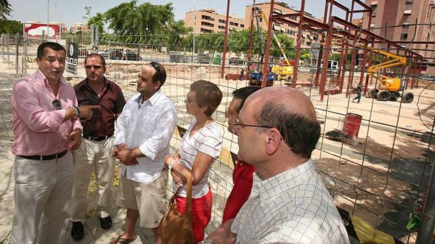 Andrés Llorens ha presentado a los vecinos a pie de obra el proyecto del centro comunitario del Garbinet.
