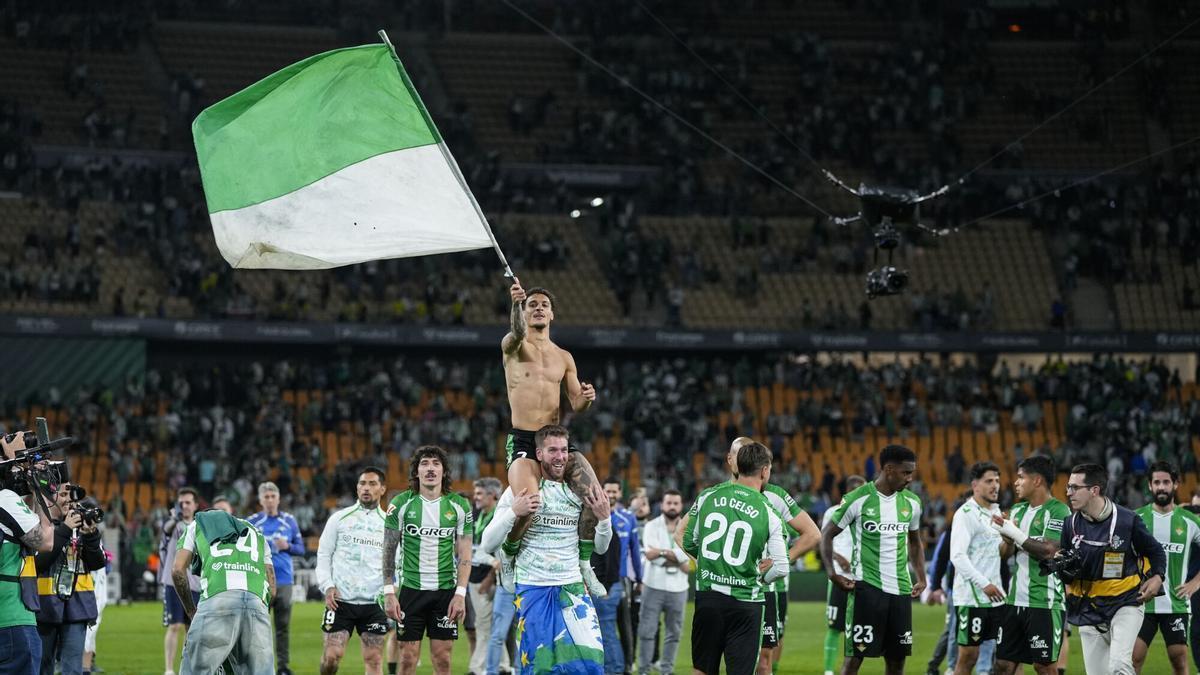 Los jugadores del Betis celebran en el estadio de La Cartuja la clasificación matemática a la Champions League tras vencer al Elche en Liga por 2-1