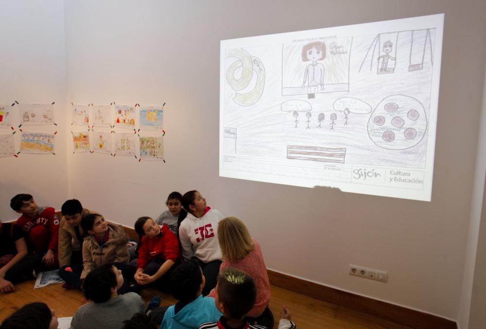 Presentación de la exposición de dibujos del proyecto "Creando talento innovador", con la concejala Montserrat López en el Antiguo Instituto