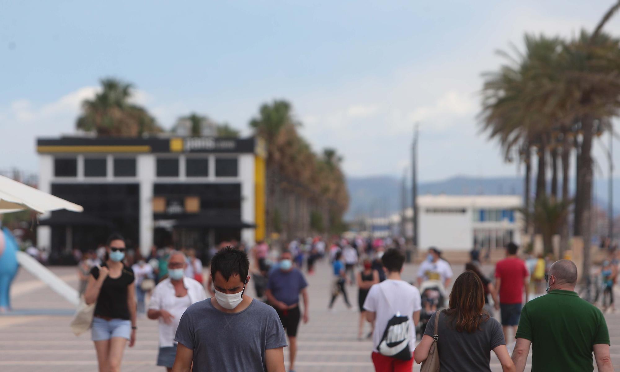 Los valencianos se adelantan al verano pese a las nubes