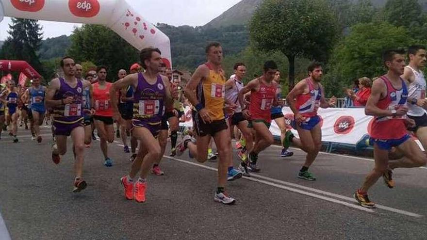 Más de 1.200 atletas en la Media Maratón &quot;EDP-Ruta de la Reconquista&quot;