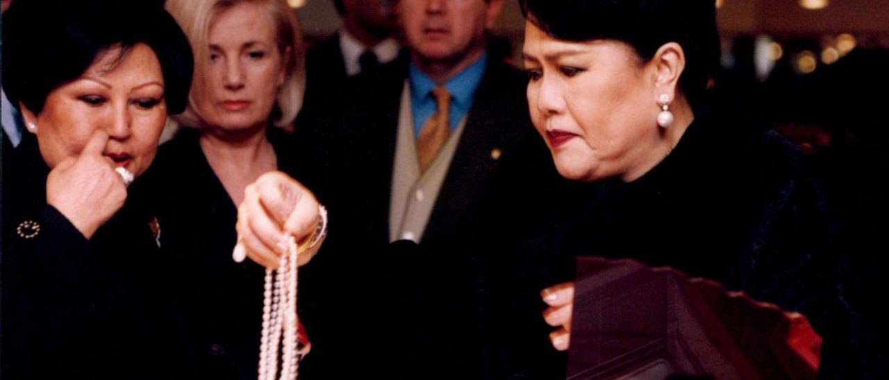 La reina Sirikit de Tailandia en su visita a Mallorca, agota las existencias de Perlas Majorica en 1996.
