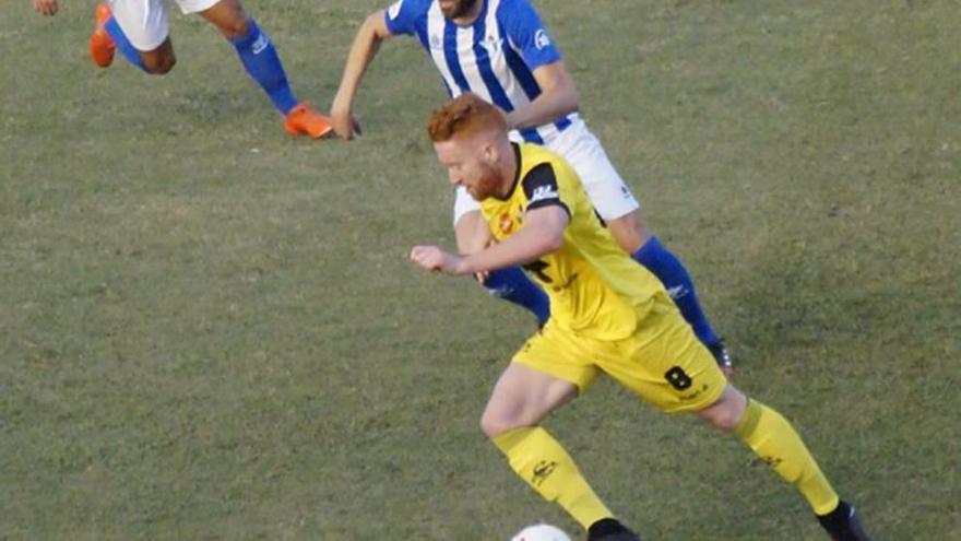 David Álvarez conduce el balón ante un rival.