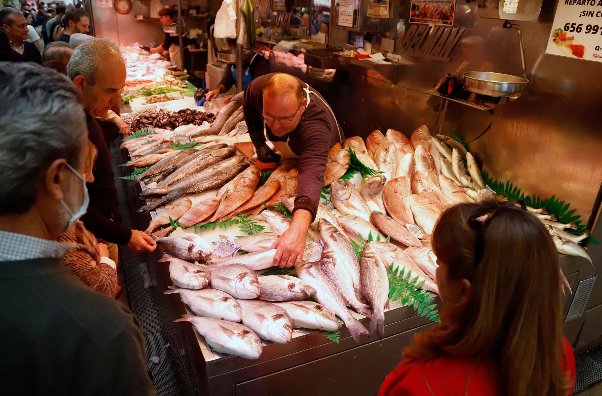 Compras navideñas en el mercado de Atarazanas.