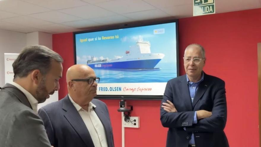 De derecha a izquierda, Luis González, Juan Jesús Rodríguez y Jesús Dionis, durante la presentación de la nueva ruta, ayer. |