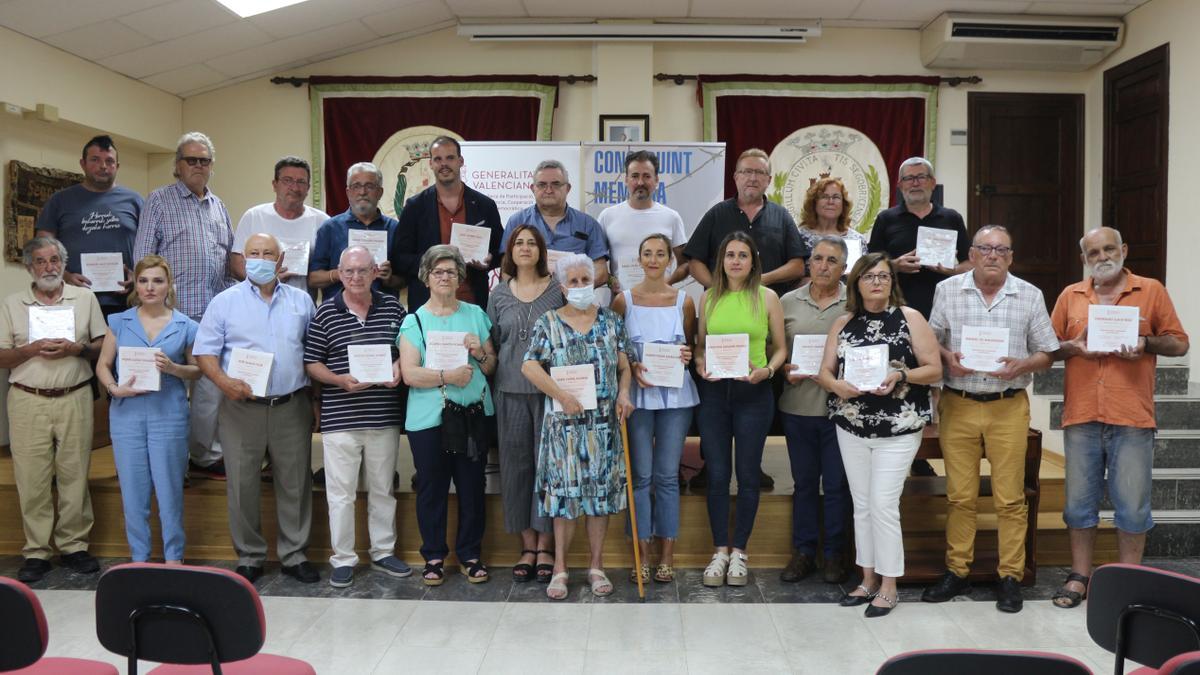 Las autoridades, junto a los familiares de los homenajeados.