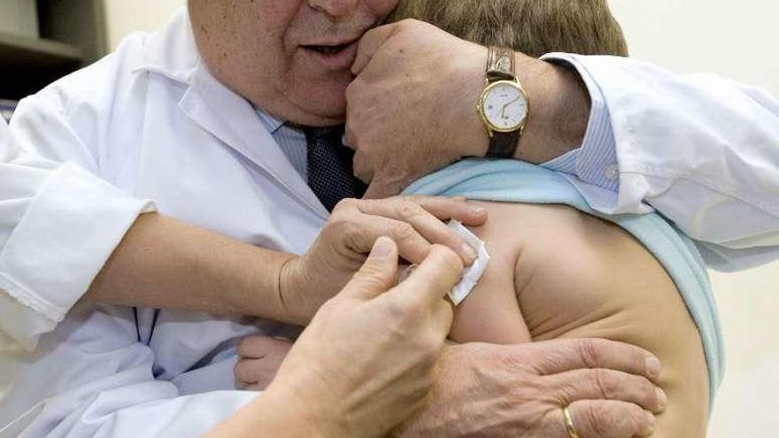 Un niño recibe una vacuna. // Efe / Villar López
