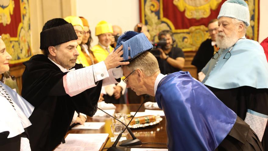 &quot;Los neandertales viven ligeramente en muchos de nosotros”, dice Pääbo en su investidura como honoris causa de Oviedo