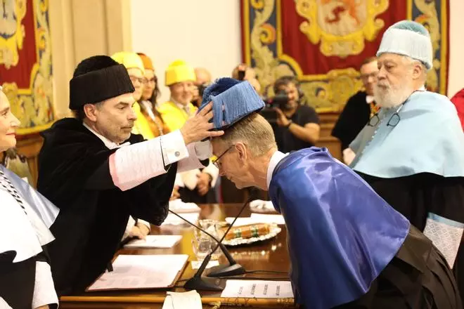 "Los neandertales viven ligeramente en muchos de nosotros”, dice Pääbo en su investidura como honoris causa de Oviedo