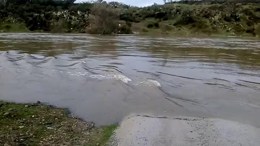 El río Salor vuelve a aislar a las familias de la finca Cuartos del Baño