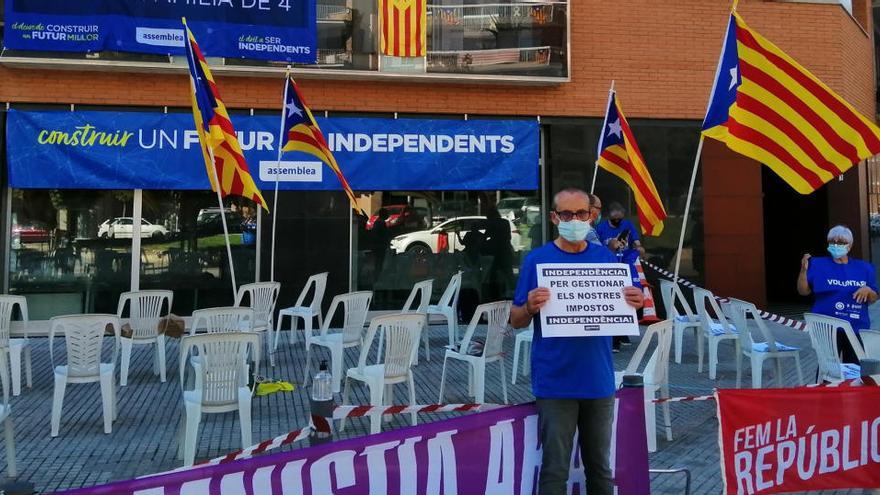 Pla general de la pancarta que demana &quot;aturar la repressió contra la població catalana&quot; en la concertació davant l&#039;ambaixada espanyola a Brussel·les, l&#039;11 de setembre del 2020