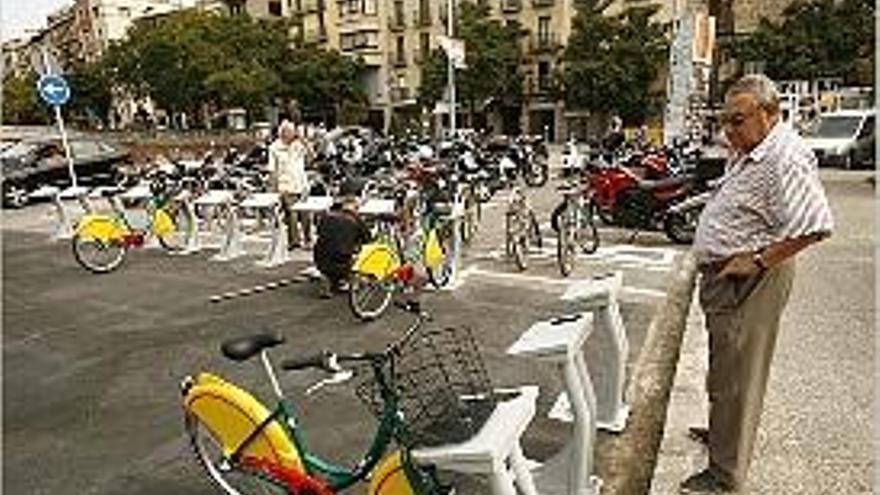 Un home observa les bicicletes de la plaça Catalunya.