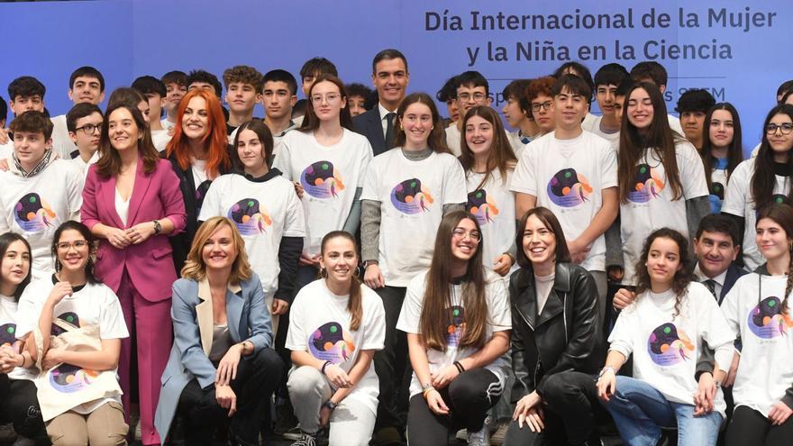 Foto de grupo de los escolares junto a Sánchez, Alegría, Morant, Rey y García Alonso. |   // CARLOS PARDELLAS