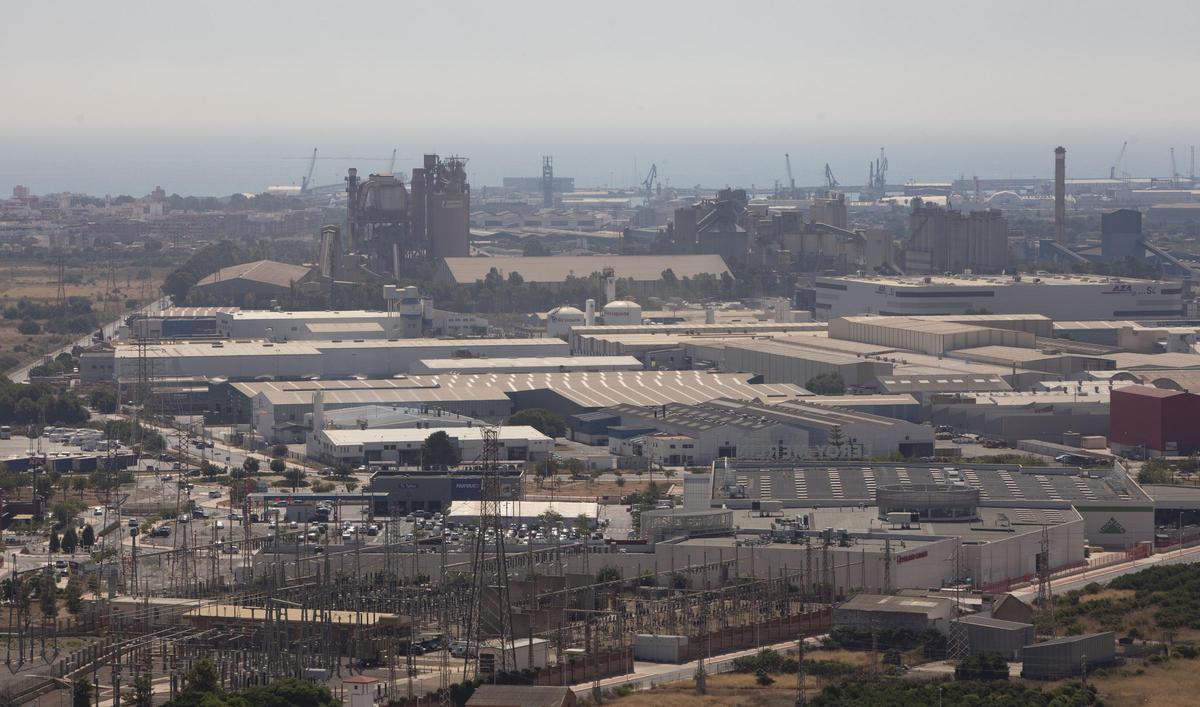 Vistas de industrias y empresas de Sagunt desde el Castillo.