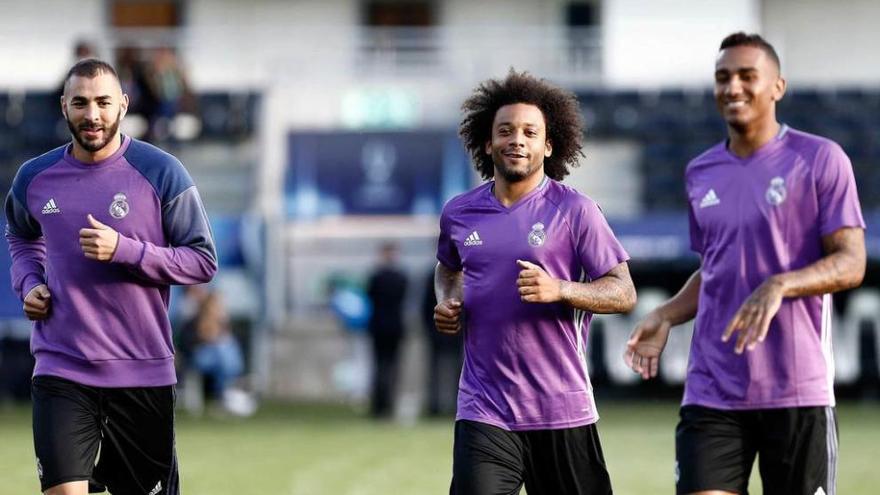 Por la izquierda, Benzema, Marcelo y Danilo, durante el entrenamiento de ayer en la localidad noruega de Trondheim.