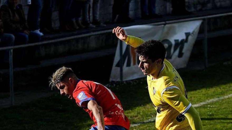 Juan Steven es defendido por Guardado durante el partido de ayer en La Cruz.