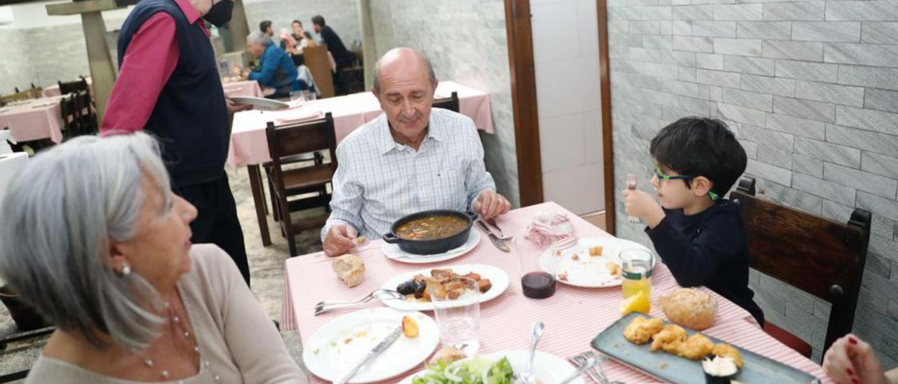 Ángel Hierro, Tina Torner y el pequeño Javi disfrutan del menú de Antroxu, ayer, en Casa Lin. | Mara Villamuza