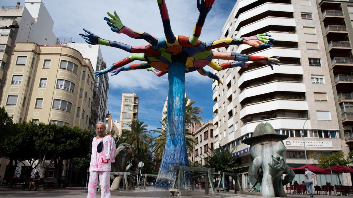 Ripollés, este miércoles, junto a la escultura &#039;El Menaor&#039;, en la plaza Huerto Sogueros.