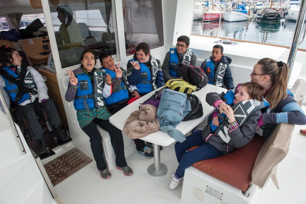 La Setmana del Mar organiza por primera vez una excursión en velero exclusiva para jóvenes con discapacidad de Apneef.